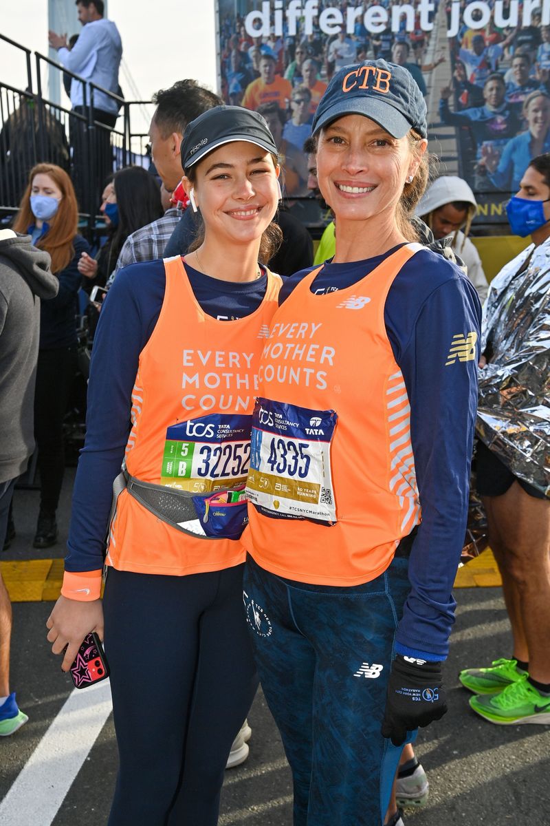 Grace Burns, à gauche, et sa mère Christy Turlington, à droite, après le marathon de New York. Turlington vient de...
