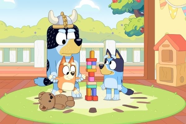 Bluey et sa famille jouent avec des jouets.