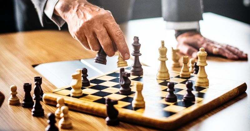 jeux de réflexion en ligne gratuits pour les personnes âgées, homme jouant aux échecs