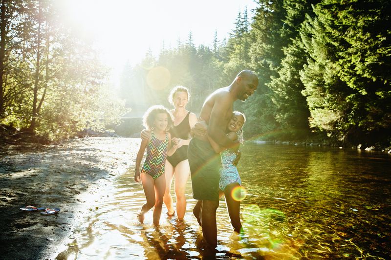 Une famille aime passer du temps ensemble dans la rivière pendant l