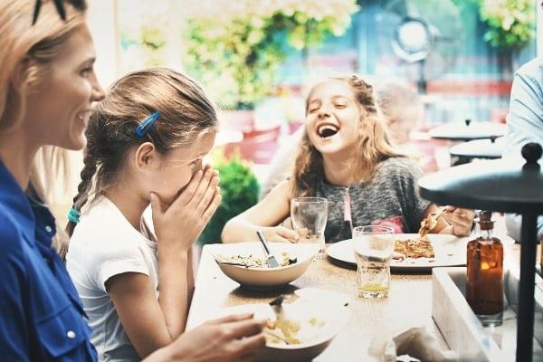 Meilleures blagues toc toc: filles qui rient à la table