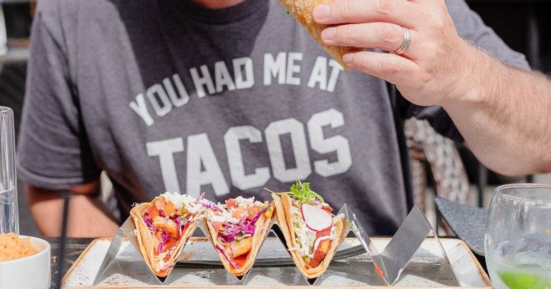 Homme mangeant des tacos - jeux de mots et blagues sur les tacos.