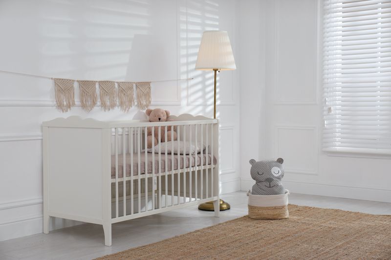 Joli intérieur de chambre de bébé avec berceau confortable et ours en peluche