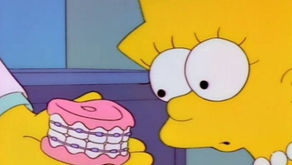Lisa Simpson - personnages de dessins animés avec des accolades