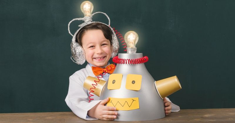 Enfant avec robot - blagues et jeux de mots sur les robots.