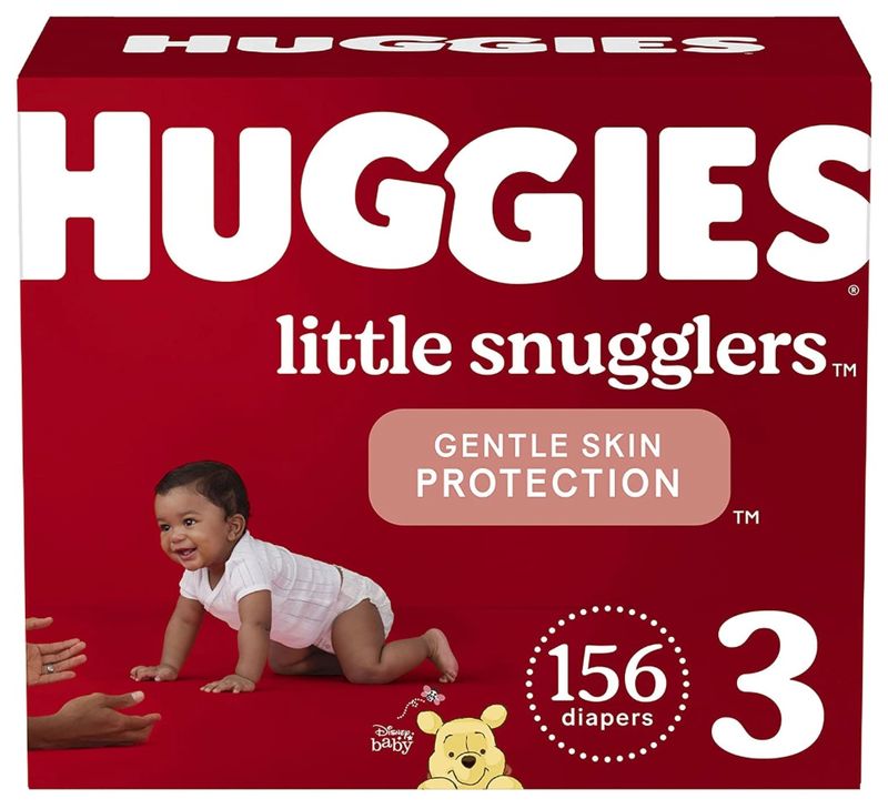 Emballage de couches Huggies Little Snuggles rouge avec bébé rampant vers sa mère