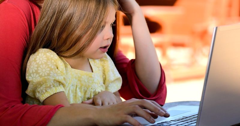 petite fille sur un ordinateur, jeux en ligne gratuits pour les tout-petits de 3 ans