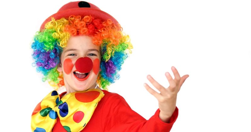 Enfant en costume de clown - blagues de clown.