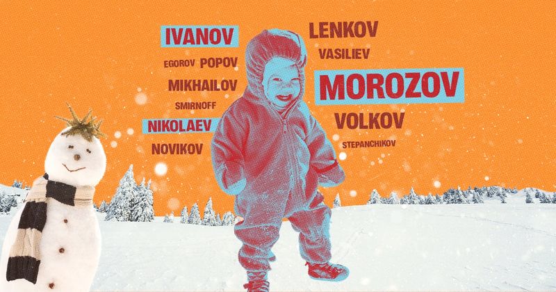 Bébé russe habillé chaleureusement debout dans un champ de neige avec un bonhomme de neige à côté de lui et la...